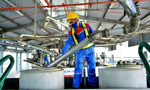 Giá dầu tăng kỷ lục nửa đầu 2022, doanh nghiệp dầu khí "kẻ khóc người cười"
