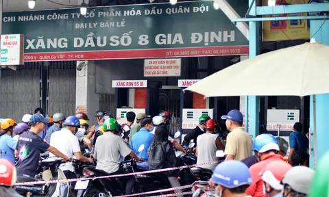 Tp.HCM: Đội mưa xếp hàng dài sáng đầu tuần để mua xăng bán giới hạn