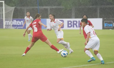 U19 nữ Việt Nam đè bẹp Singapore trong trận thủy chiến