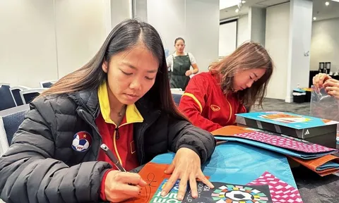 Tự hào Việt Nam: Chữ ký đội trưởng Huỳnh Như xuất hiện trên cờ World Cup