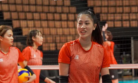 Tuyển bóng chuyền nữ Việt Nam tập luyện trên sân đấu Olympic Paris 2024