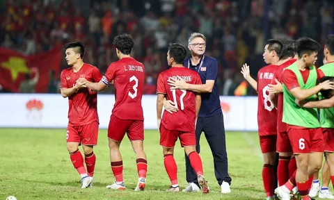 HLV Troussier có động thái bất ngờ với U23 Việt Nam