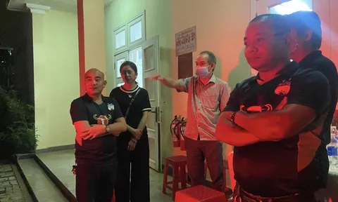 Văn Thanh, Minh Vương, Bầu Đức đến thắp hương, tiếc thương các nạn nhân của HAGL
