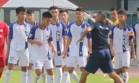 HLV U15 SLNA đánh học trò ngay trên sân vì ăn mừng khiêu khích đối thủ