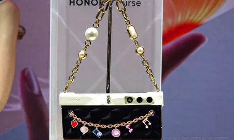 Chiêm ngưỡng chiếc điện thoại gập dạng túi xách độc nhất vô nhị, thiết kế đẹp đá bay Galaxy Z Fold5
