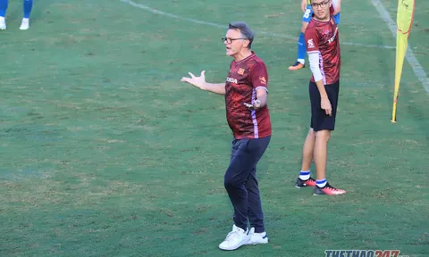 HLV Troussier nổi nóng trước ngày U23 Việt Nam đá trận ra quân