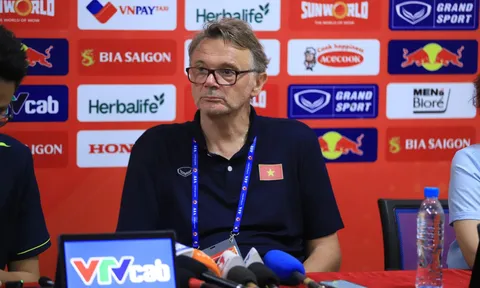 HLV Troussier không hài lòng với kết quả hòa trước Singapore