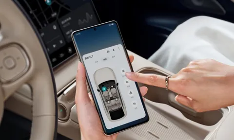 Đại kình địch của Galaxy S23 Ultra ra mắt, tính năng xịn hơn iPhone 14 Pro Max, điều khiển được ô tô