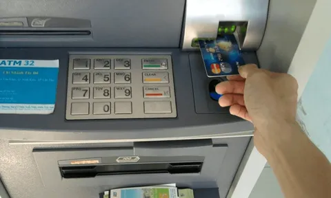Rút tiền bằng thẻ ATM, cần chú ý 4 điều sau để tránh rủi ro làm mất tiền oan