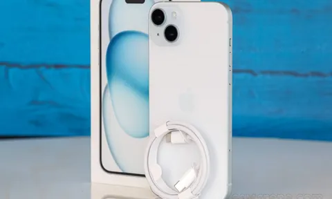 Đập hộp iPhone 15 Plus màu xanh dương nhạt: Camera xịn sò như iPhone 15 Pro Max, có Dynamic Island
