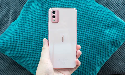 Nokia C32 giá rẻ bằng 1/7 iPhone 15, thiết kế 2 mặt kính cao cấp, màn hình lớn, pin trâu