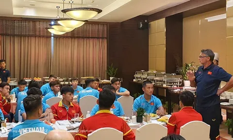 ĐT Việt Nam tập luyện ngay sau khi cập bến Trung Quốc