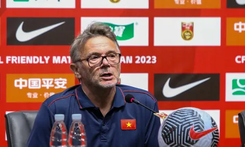 VIDEO: HLV Troussier khẳng định Việt Nam cùng đẳng cấp với Trung Quốc