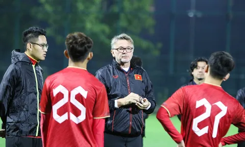 HLV Troussier động viên, khen học trò tiến bộ hơn dù thua Trung Quốc