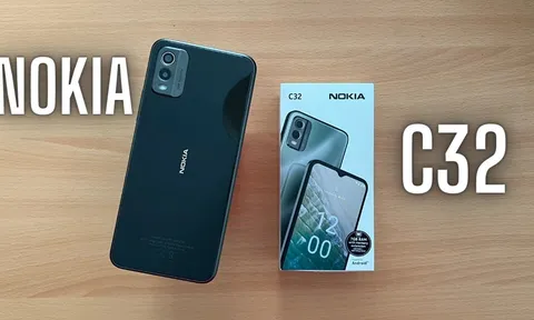 Nokia C32 giá rẻ sập sàn, chỉ bằng 1/7 iPhone 15 nhưng vẫn có mặt lưng kính cao cấp