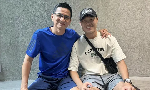 Lương Xuân Trường tặng quà HLV Kiatisak