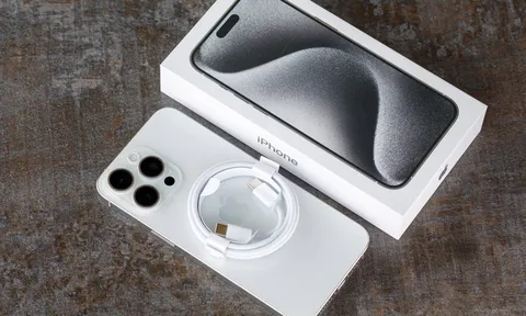 Giá iPhone 15 Pro Max giảm nhẹ đầu tháng 11, vẫn hút khách Việt hơn Galaxy S23 Ultra