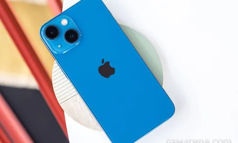 Giá iPhone 13 mini chính hãng fullbox giảm sâu, rẻ hơn iPhone 12 và Galaxy S22 Plus có đáng mua?