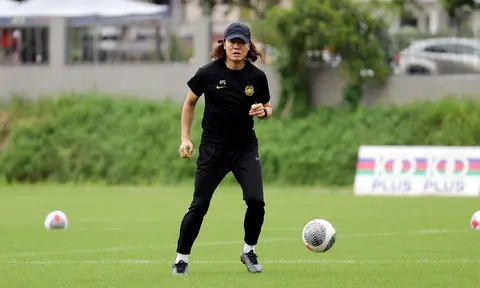 HLV ĐT Malaysia gặp tình huống khó đỡ với CĐV trước vòng loại World Cup