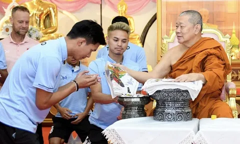 ĐT Thái Lan được sư thầy ban 'bùa phép', chỉ cách thắng Trung Quốc