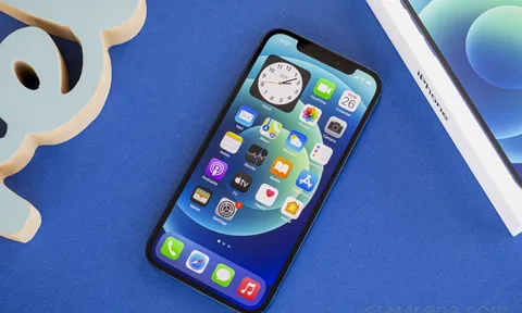 Giá đập hộp iPhone 12 giảm kịch sàn, chỉ còn hơn chục triệu đồng vẫn chơi game lướt web thả ga