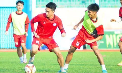 Cầu thủ Việt Nam lại khốn đốn vì nợ lương
