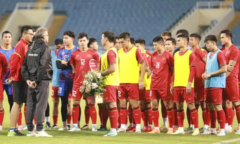 HLV Troussier nhận quà đặc biệt, ĐT Việt Nam quyết tâm trước Iraq