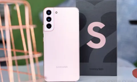 Giá Galaxy S22 Plus cuối tháng 11 rẻ như cho, màn to pin khủng giá hạt dẻ ‘đe nẹt’ iPhone 12