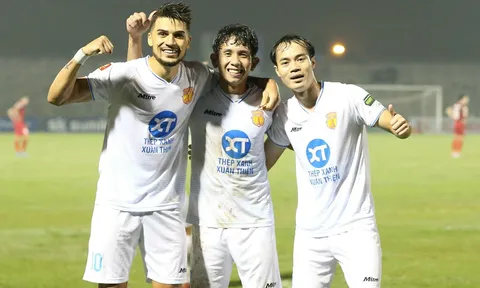 Nam Định thăng hoa, Văn Toàn ăn mừng khiến CĐV ‘phì cười’