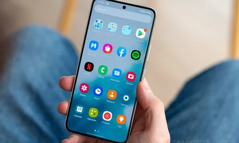 Galaxy S22 đầu tháng 12 giảm khủng hơn nửa giá, chỉ từ 12 triệu khiến iPhone 12 ‘lo sốt vó’
