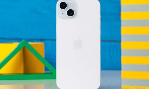 iPhone 15 Plus giá rẻ hấp dẫn giữa tháng 12, pin trâu bền bỉ chơi game thả ga ‘đá bay’ Galaxy S23 Ultra