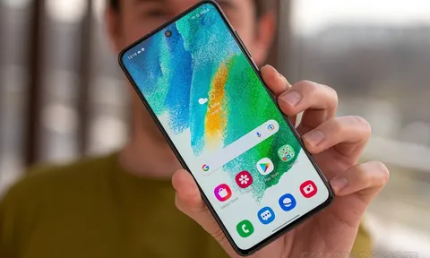 Chiếc Galaxy S21 FE đình đám một thời nay chỉ còn dưới 10 triệu, iPhone 11 hết cửa cạnh tranh