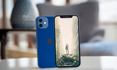 iPhone 12 giảm nửa giá cuối tháng 12, giá rẻ chưa từng có khiến Galaxy S23 ‘khóc ròng’