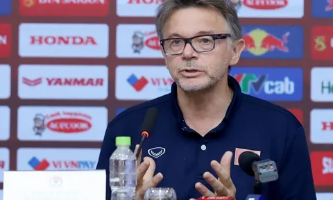 HLV Troussier trả lời họp báo trước khi ĐT Việt Nam sang Qatar