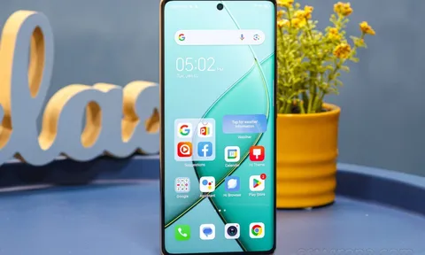 Mở hộp Tecno Spark 20 Pro+: Màn hình lớn hơn iPhone 15 Pro Max, camera xịn như Galaxy S22 Ultra