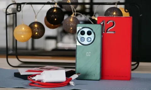 Trên tay OnePlus 12: Thiết kế mặt lưng sang trọng, đối thủ đáng gờm của Galaxy S23 Ultra