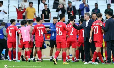 HLV Troussier họp chia tay ĐT Việt Nam
