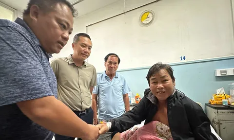 Cựu tiền vệ nổi tiếng nhập viện ngay trong đêm