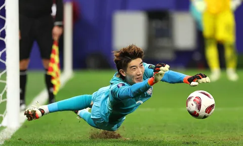 Thủ môn Hàn Quốc cản được penalty do nghe lời vợ