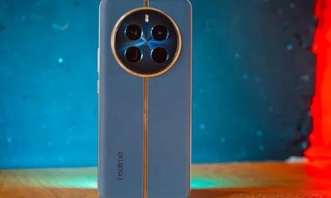 Vua Android tầm trung rò rỉ: Màn hình lớn ngang iPhone 15 Pro Max, camera xịn như Galaxy S24