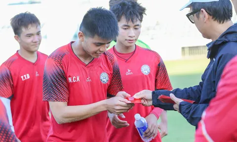Đội bóng có 5 cầu thủ bán độ ra sân trở lại