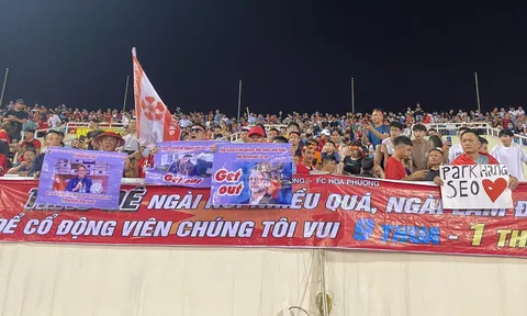 CĐV đồng loạt giơ biểu ngữ 'sa thải HLV Troussier'