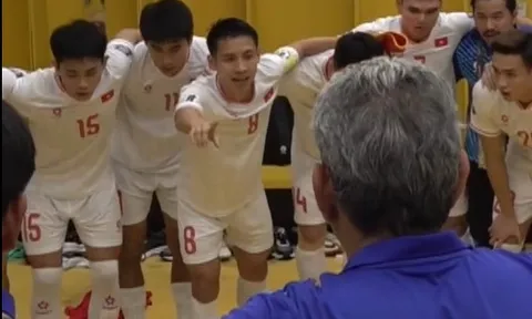 VIDEO: Đội trưởng ĐT Việt Nam thổi bùng ngọn lửa chiến đấu trong phòng thay đồ