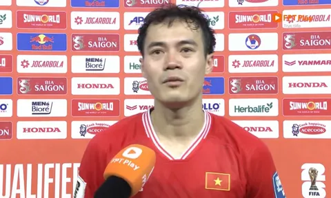 Văn Toàn mắt ướt lệ, chia sẻ về Quang Hải sau trận thua Indonesia