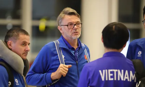 HLV Troussier rời Việt Nam ngay trong đêm