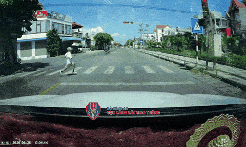 Học sinh vượt đèn đỏ gây va chạm: Dù đã được học tập pháp luật về ATGT, nhưng vẫn không tuân thủ