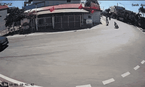 Một pha vào cua thiếu quan sát của học sinh khiến hai người cùng ngã xuống đường
