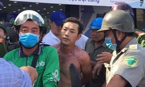 Camera ghi lại quá trình đối tượng tự tẩm xăng dọa cướp tiền ngân hàng