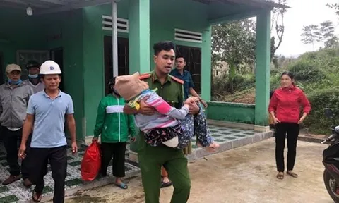 Lực lượng quân đội, công an giúp dân gia cố nhà, di chuyển đến nơi an toàn