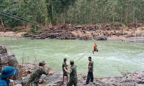 Bộ đội đu dây qua sông tiếp tục tìm kiếm 13 nạn nhân còn mất tích ở Trà Leng